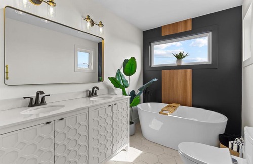 Terra Nova House | New Golfers Dream Modern Patio King Bed