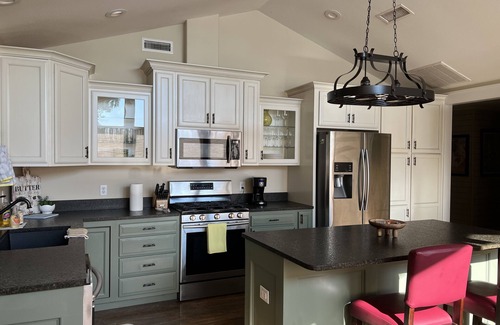 Mountain Home House | New! Gorgeous 3bd 2bth LAKEFRONT House on Bull Shoals! Pet Friendly!