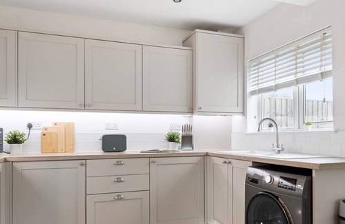 Arnold House | New! Gorgeous Home | Sleeps 6, Amazing Location!