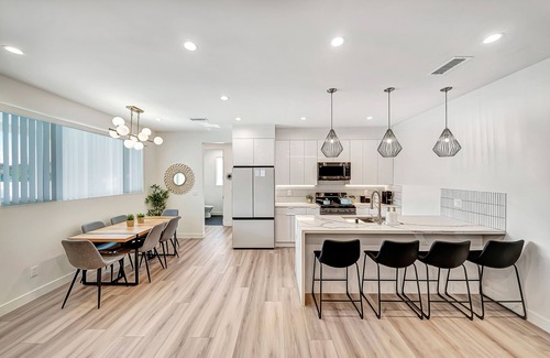 Reseda House | New! Gorgeous King Suit House with Pool!