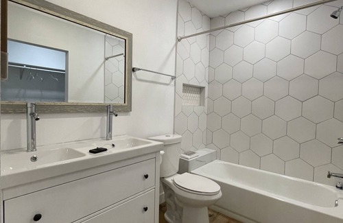 Northwood Apartment | New Gorgeous Studio with Private Entrance, Ensuite and Laundry