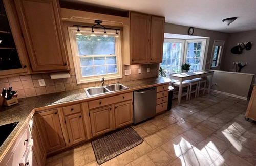 Oak Ridge House | -NEW- Green Cedar Lodge, Nature Lovers Dream! Hot Tub, FirePit, BBQ