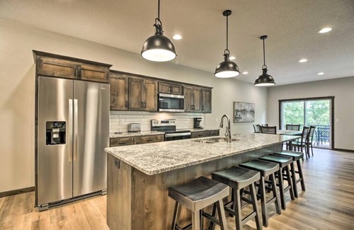 Lake Shore House | New Gull Lake Townhome! 5 bed 3200ft + Boat Slip