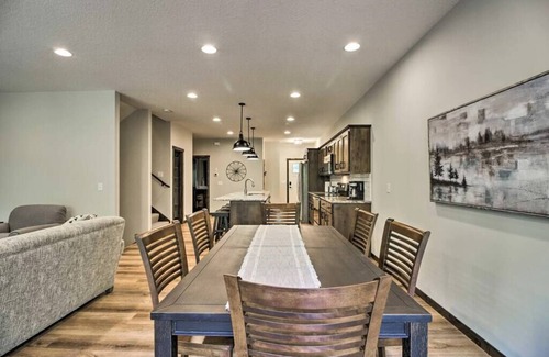 Lake Shore House | New Gull Lake Townhome! 5 bed 3200ft + Boat Slip