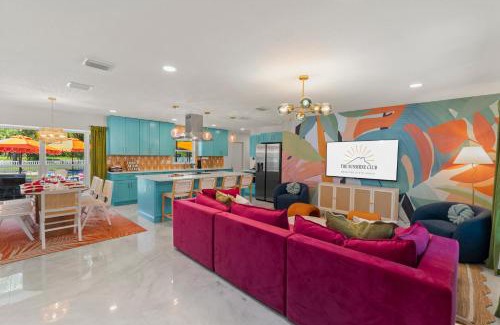 Town N County Park House | NEW-Heated Pool-Pickleball-Hot Tub-Movie Theater-Game Room-Playset-Basketball-10 Beds