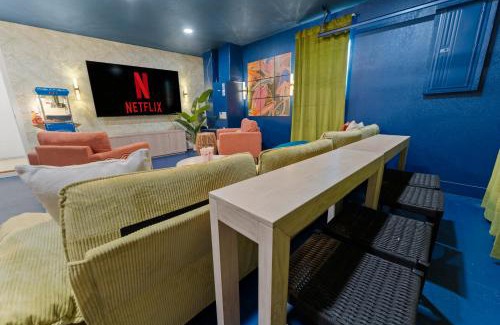 Town N County Park House | NEW-Heated Pool-Pickleball-Hot Tub-Movie Theater-Game Room-Playset-Basketball-10 Beds