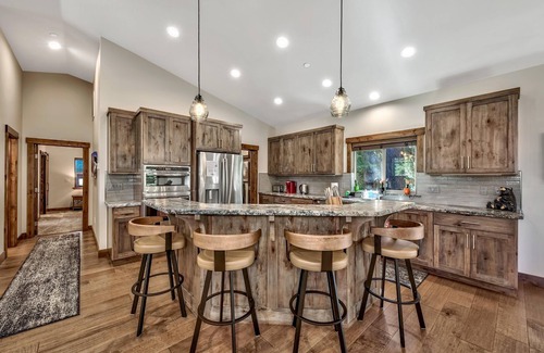 Country Club Estates Cabin | New High-End Home, Air Conditioning, Hot Tub, Games, Fireplace, Free EV Charger, Bunk Beds