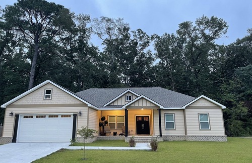 Garden City House | NEW Home! NEAR Tanger Outlet, Dwtn SAV, NEW Enmarket Arena, & Tybee Beach