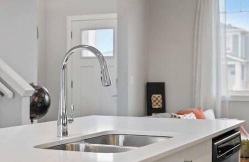 Chestermere House | New Home with AC, 15 Mins to YYC, Pets welcome