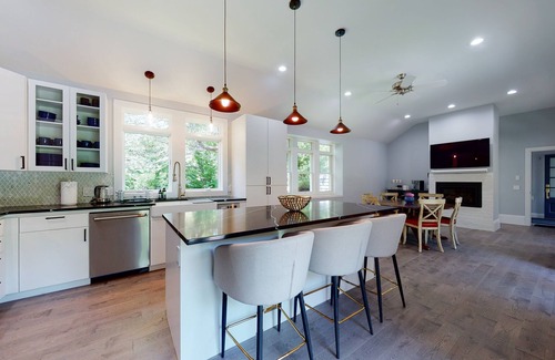 Eastham House | New-Hot Tub Bayfront home with boat house, sauna, fast WiFi, & washer/dryer