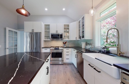 Eastham House | New-Hot Tub Bayfront home with boat house, sauna, fast WiFi, & washer/dryer