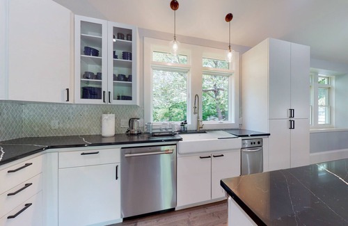 Eastham House | New-Hot Tub Bayfront home with boat house, sauna, fast WiFi, & washer/dryer