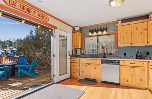 Estes Park House | New hot tub! Downtown cabin w/king bed, views
