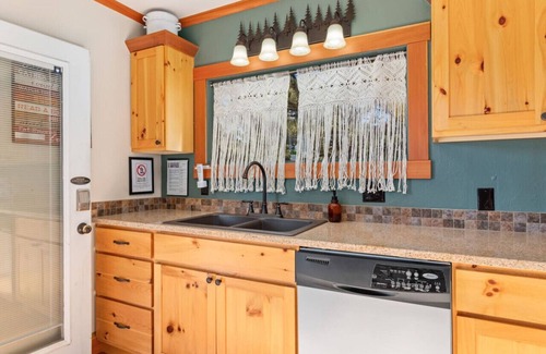 Estes Park House | New hot tub! Downtown cabin w/king bed, views