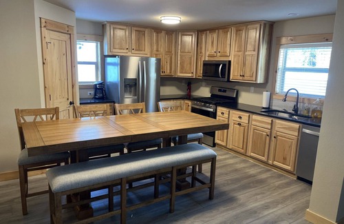 Garfield Cabin | NEW House minutes from SALIDA. 2 King, 4 Queen, 4 Full Bath, Garages