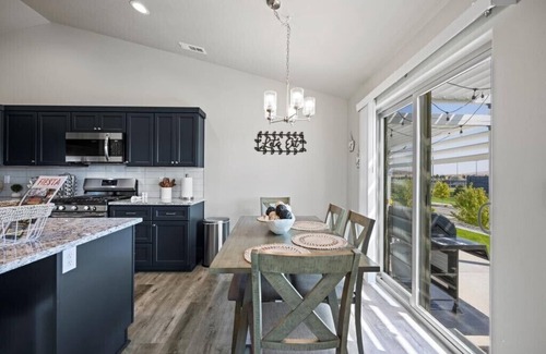 Tri-Cities House | New house! Outdoor Hot tub with beautiful sunset views