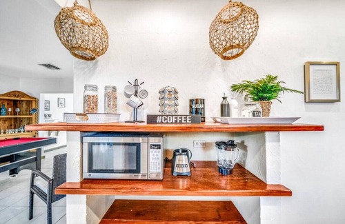 South Corals House | NEW! HTD POOL/HOT TUB/5 MIN TO BEACH/TIKI HUT!