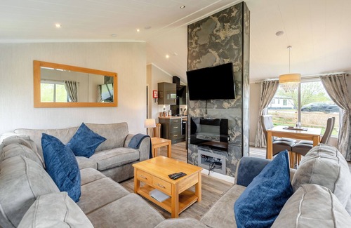 Woodhall Spa Ski Chalet | New in 2018. Modern and luxurious lodge with lakeside view.