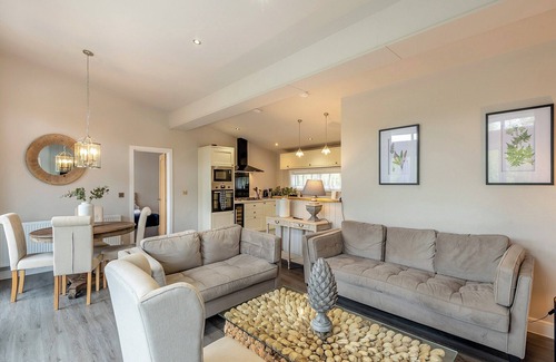 Woodhall Spa Ski Chalet | New in 2021 Modern and luxurious lodge with lakeside view.