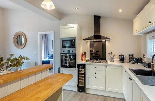 Woodhall Spa Ski Chalet | New in 2021 Modern and luxurious lodge with lakeside view.
