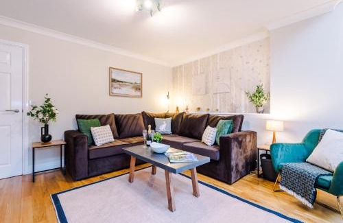 Northwich House | NEW! Incredible Home In Northwich By 53 Degrees Property, Perfect For Groups, FREE Parking!