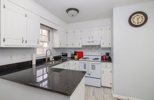 East Forest House | New! Introductory Rate! Modern 2-bedroom Retreat in MORA, great location!