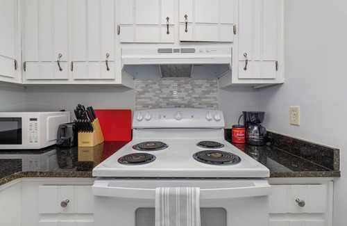East Forest House | New! Introductory Rate! Modern 2-bedroom Retreat in MORA, great location!