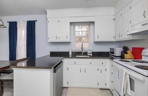 East Forest House | New! Introductory Rate! Modern 2-bedroom Retreat in MORA, great location!