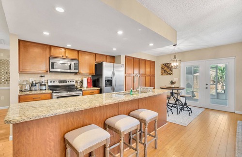 Palm Harbor House | NEW* KING Bed/Centrally Located/Near Parks & Beach