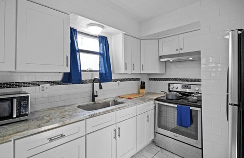 Silver Lake Apartment | NEW! King Bed, Mins to Dwntwn, Living Room Suite, Lrg Groups