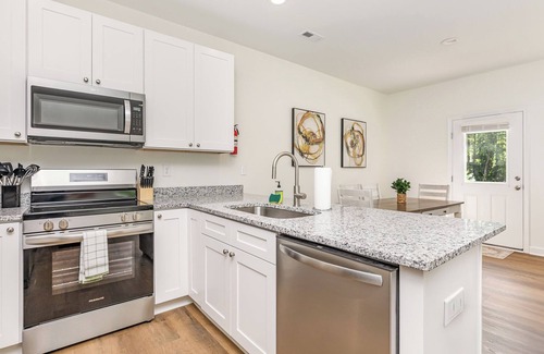 Denver House | New! King Suite~Hot Tub~8min 2 Downtown Denver
