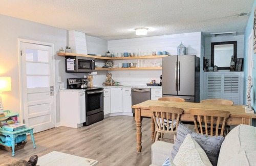 Kiska Beach Cottage | NEW!Kiska Cottage: Fall & Snowbird Deals:Short walk to beach:bikes + chairs incl