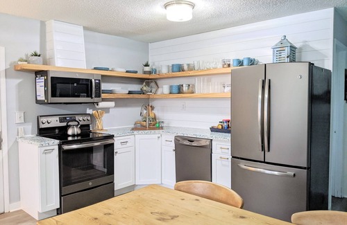 Kiska Beach Cottage | NEW!Kiska Cottage: Fall & Snowbird Deals:Short walk to beach:bikes + chairs incl