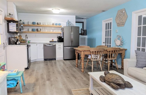 Kiska Beach Cottage | NEW!Kiska Cottage: Fall & Snowbird Deals:Short walk to beach:bikes + chairs incl