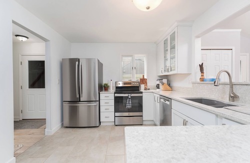 Gregory House | *NEW Lake house/18 miles from AA! 4BR/Sleeps 9*