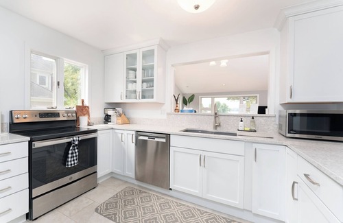 Gregory House | *NEW Lake house/18 miles from AA! 4BR/Sleeps 9*