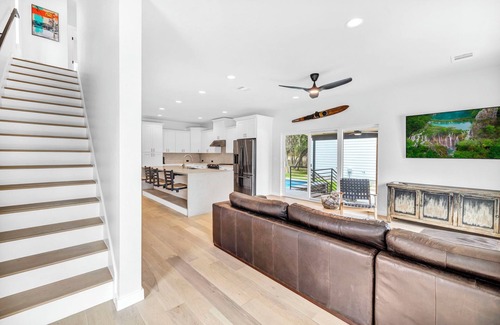 Point Venture House | New! Lake Travis Retreat w/Pool, Views & Outdoor Kitchen. Perfect for families