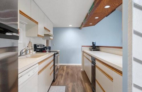 Petoskey Condo | *NEW* Lakeside Club - 10 Minutes to Harbor Springs and Petoskey!