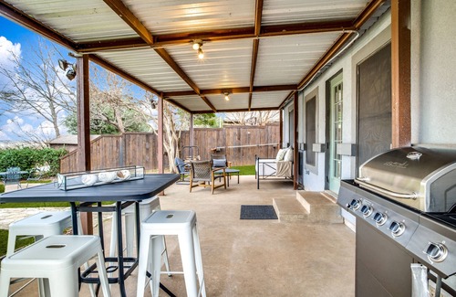 Dennis Cottage | NEW Lakeside Retreat: Pool, Kayaks, & Fishing