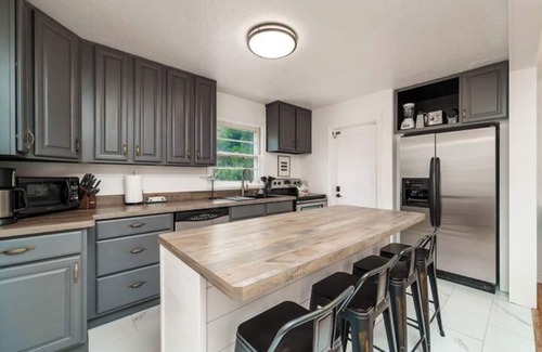 Billings House | NEW- Large Solar Powered Home, 5 Bed 2 Bathnn