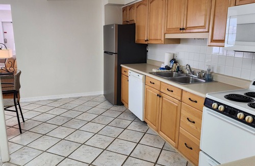 Bay Esplanade Condo | NEW Listing! 2 bed/2 bath CONDO-1000sq ft! Only a 5 min walk beach! Great views!