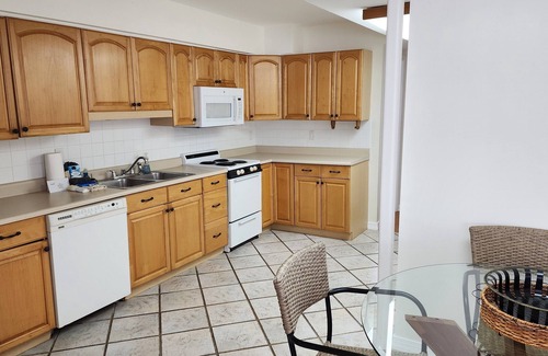Bay Esplanade Condo | NEW Listing! 2 bed/2 bath CONDO-1000sq ft! Only a 5 min walk beach! Great views!