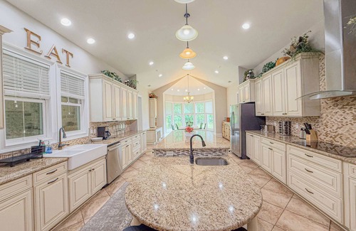 Matthews House | New Listing! 6Bed/6Bath-Great for Families/Groups!