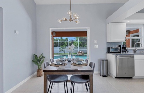 Englewood East House | New Listing! Charlotte Harbor Area Resort, 120mi to Disney & 134mi to Universal - GRH518223
