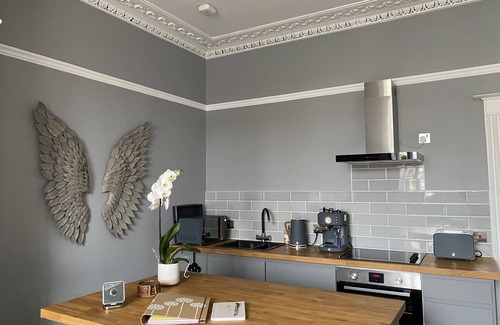 Cheltenham House | NEW LISTING - Chic Apt in Central Cheltenham Free Permit Parking