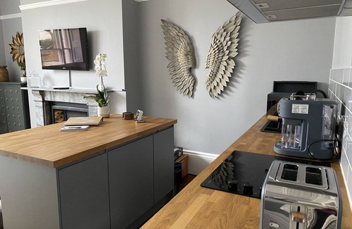 Cheltenham House | NEW LISTING - Chic Apt in Central Cheltenham Free Permit Parking