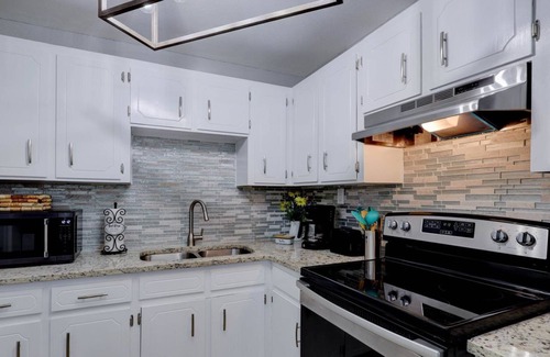 Ingleside House | New Listing! Close to local parks, shopping and restaurants