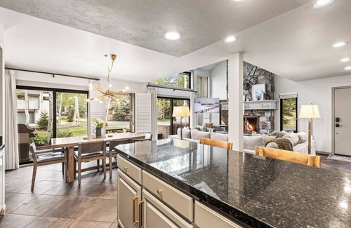 Deer Valley House | NEW LISTING Deer Valley Townhome, Free Shuttle|Private Hot Tub