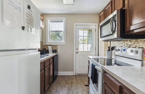 Lakeshore South House | NEW LISTING! Lakeshore Lush (4-Bedroom Home) - Pets Allowed by RedAwning