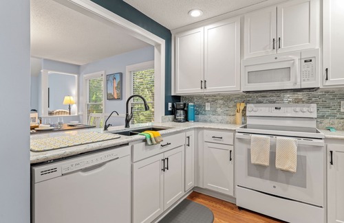 Southern Shores House | ⭐️New Listing⭐Pool opens mid Apr, HOA Pkg Pass, Dogs ✔️, Beach Chairs🌊☀️🐬
